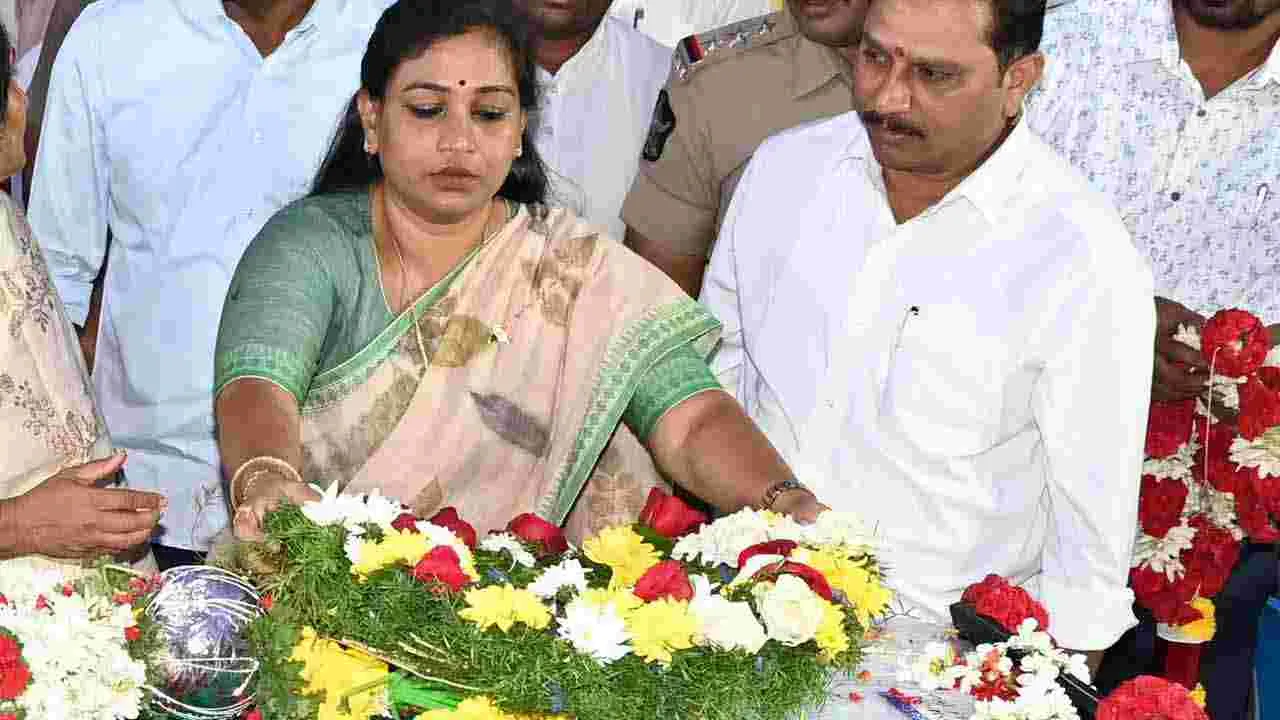 అధికార లాంఛనాలతో మురళీ నాయక్ అంత్యక్రియలు.. నివాళులర్పించిన మంత్రులు