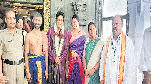 సత్యదేవుడికి ప్రముఖుల ప్రత్యేక పూజలు