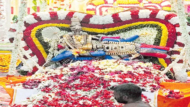 నేత్రపర్వం... సత్యదేవుడి శ్రీ పుష్పయాగం