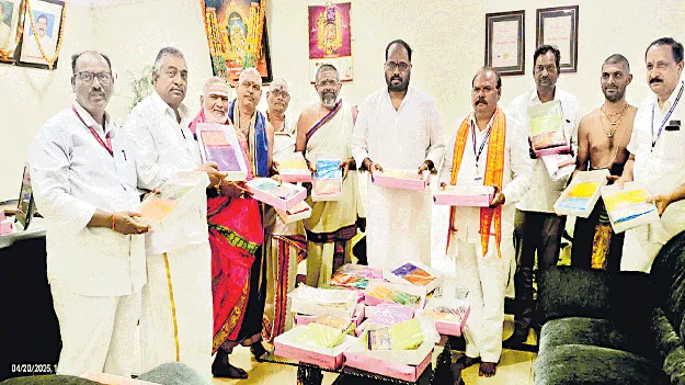 సత్యదేవునికి రూ.3.50 లక్షల విలువైన నూతన పట్టువస్త్రాల బహూకరణ