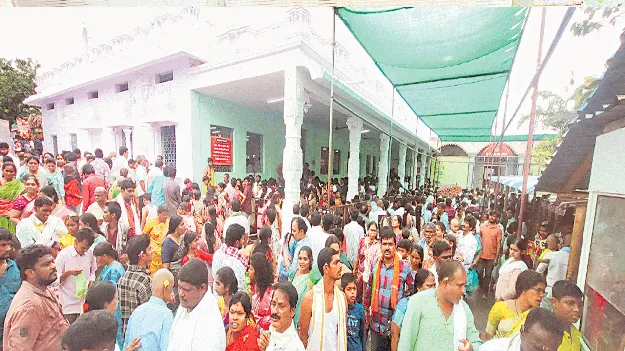 రత్నగిరిపై భక్తుల సందడి