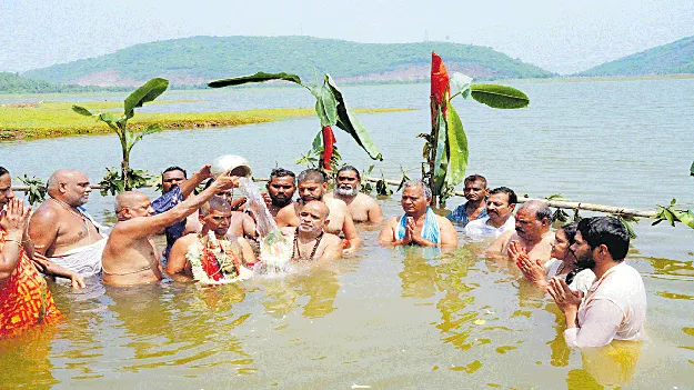 వేడుకగా సత్యదేవుడి చక్రస్నానం