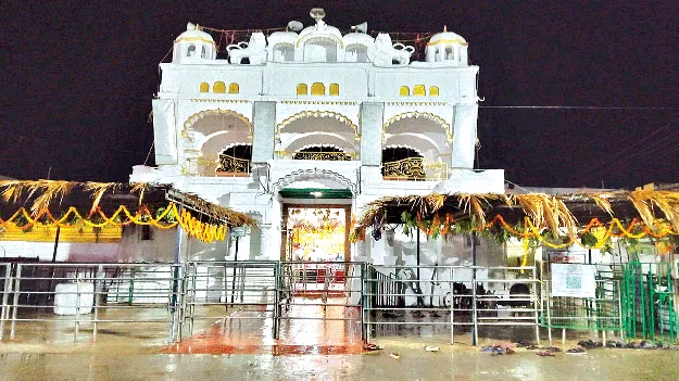 arasavalli: ఆదిత్యాలయంలో దళారుల దందా!