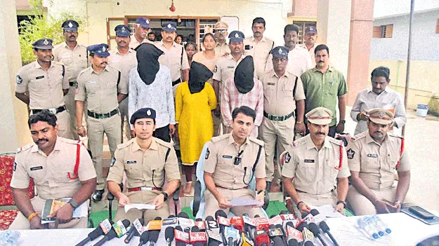 హత్య చేసి.. హైవే పక్కన పడేసి..