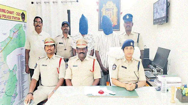 బుల్లెట్‌పై వచ్చి.. పోలీసులమని బెదిరించి..