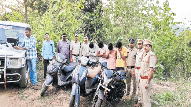 చంపుతామంటూ బెదిరించి దోపిడీ చేసిన నలుగురి అరెస్టు