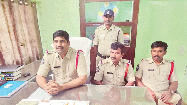 కిలేడీలు అన్నవరంలో దొరికారు!