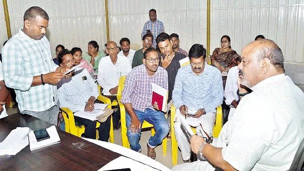 రోడ్ల మరమ్మతులు చేపట్టండి