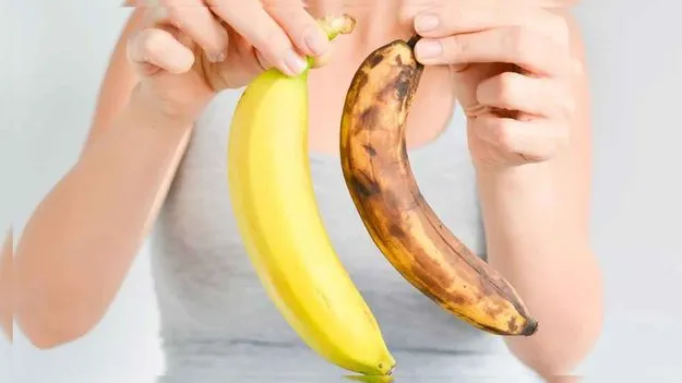 Banana: అరటిపండ్లు నల్లగా మారుతున్నాయా.. ఇలా చేస్తే 2 వారాల వరకూ ఫ్రెష్గా ఉంటాయి..
