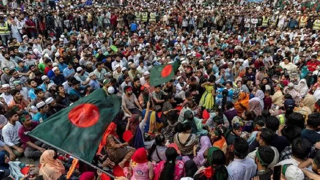 Bangladesh: బంగ్లా మళ్లీ రగులుతోంది.. ఉద్యోగుల నిరసనలతో రంగంలోకి పారామిలటరీ బలగాలు