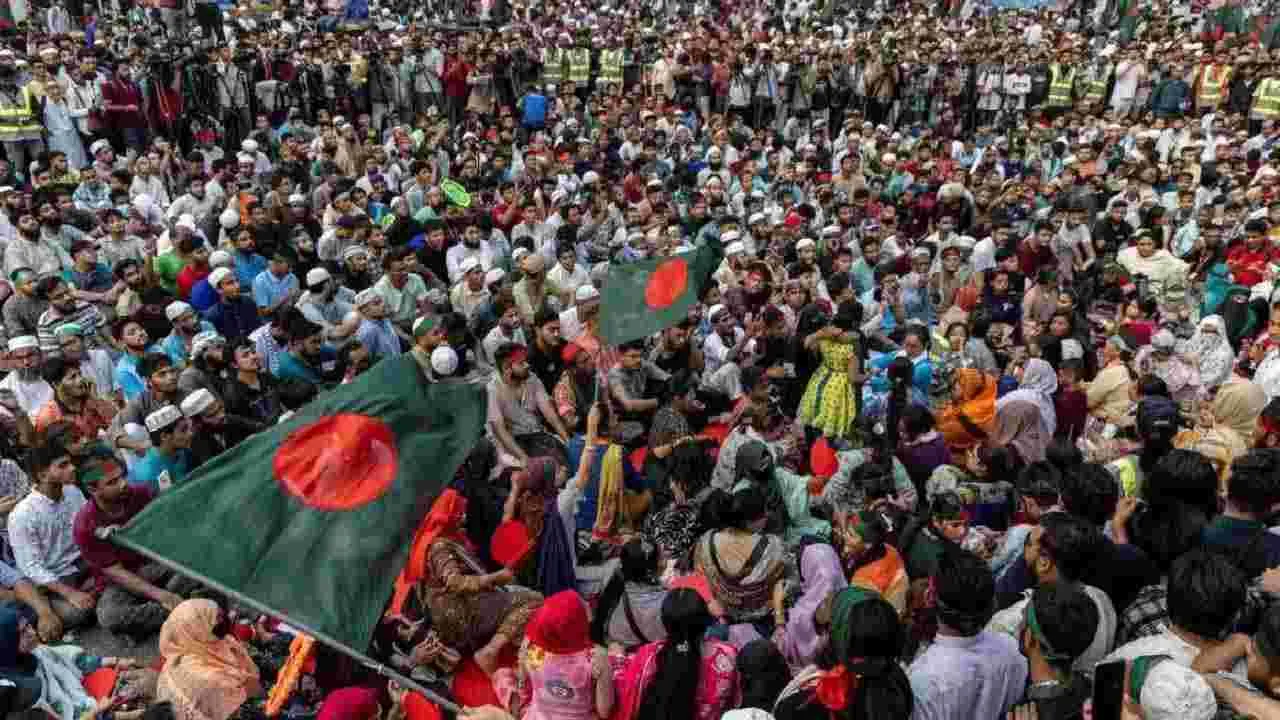 Bangladesh: బంగ్లా మళ్లీ రగులుతోంది.. ఉద్యోగుల నిరసనలతో రంగంలోకి పారామిలటరీ బలగాలు