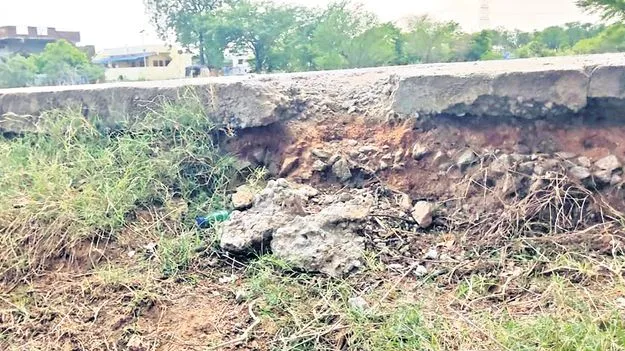 సీసీ రోడ్లు వేశారు..మట్టి పోయడం మరిచారు