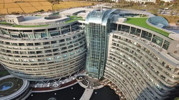 క్వారీగుంతనే హోటల్‌గా మార్చారు