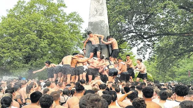 సంఘటితం.. ఈ సాహసం...