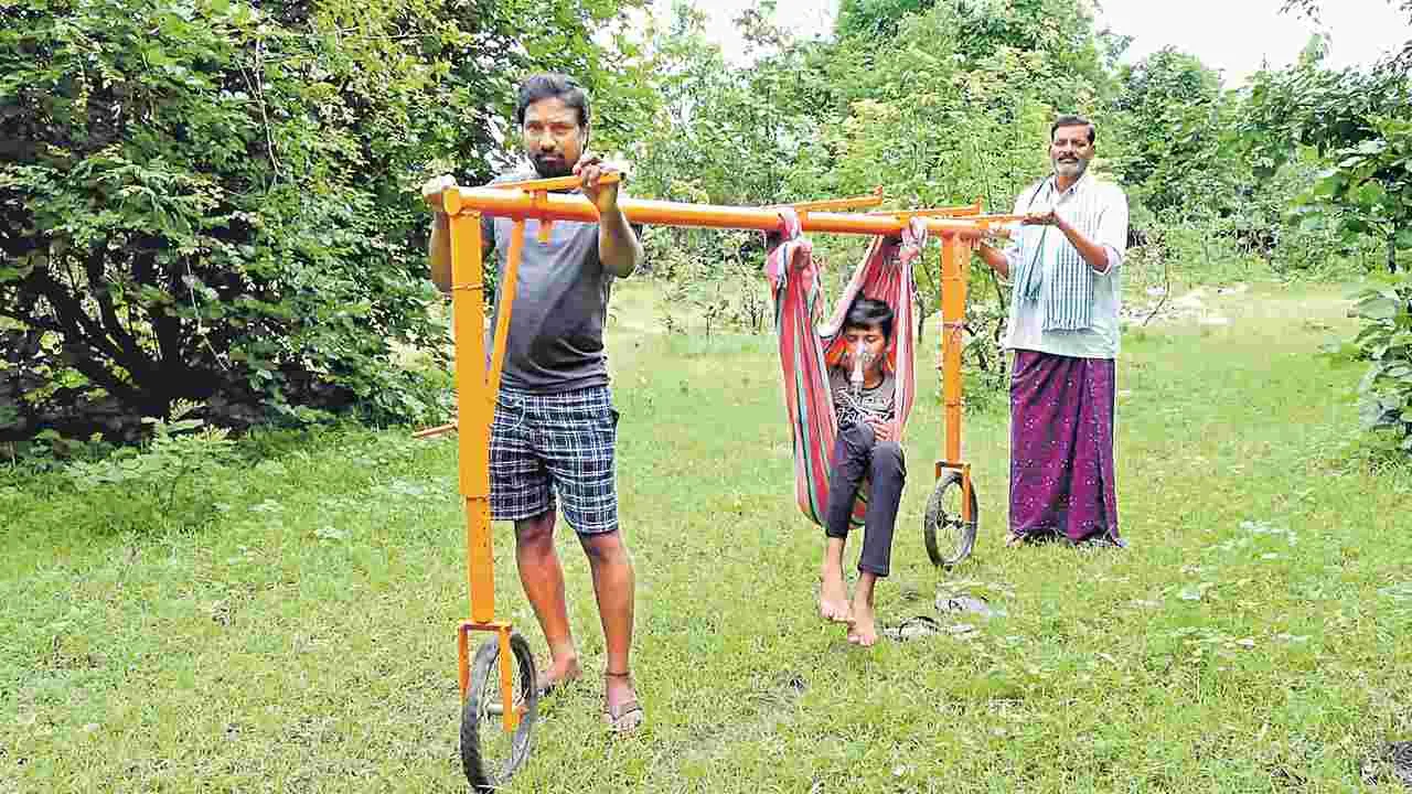 డోలీ పోయి.. ట్రాలీ వచ్చె...