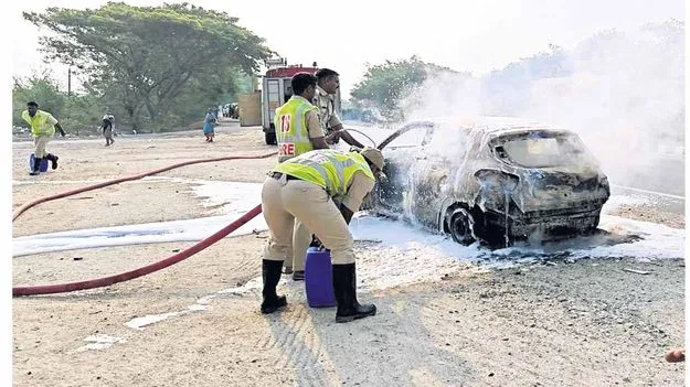  షార్ట్‌ సర్క్యూట్‌తో కారు దగ్ధం
