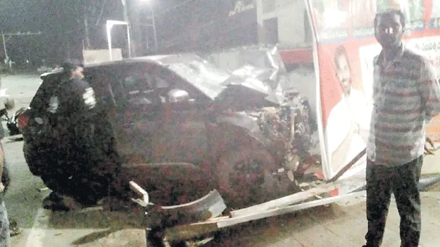 పిఠాపురంలో కారు బీభత్సం