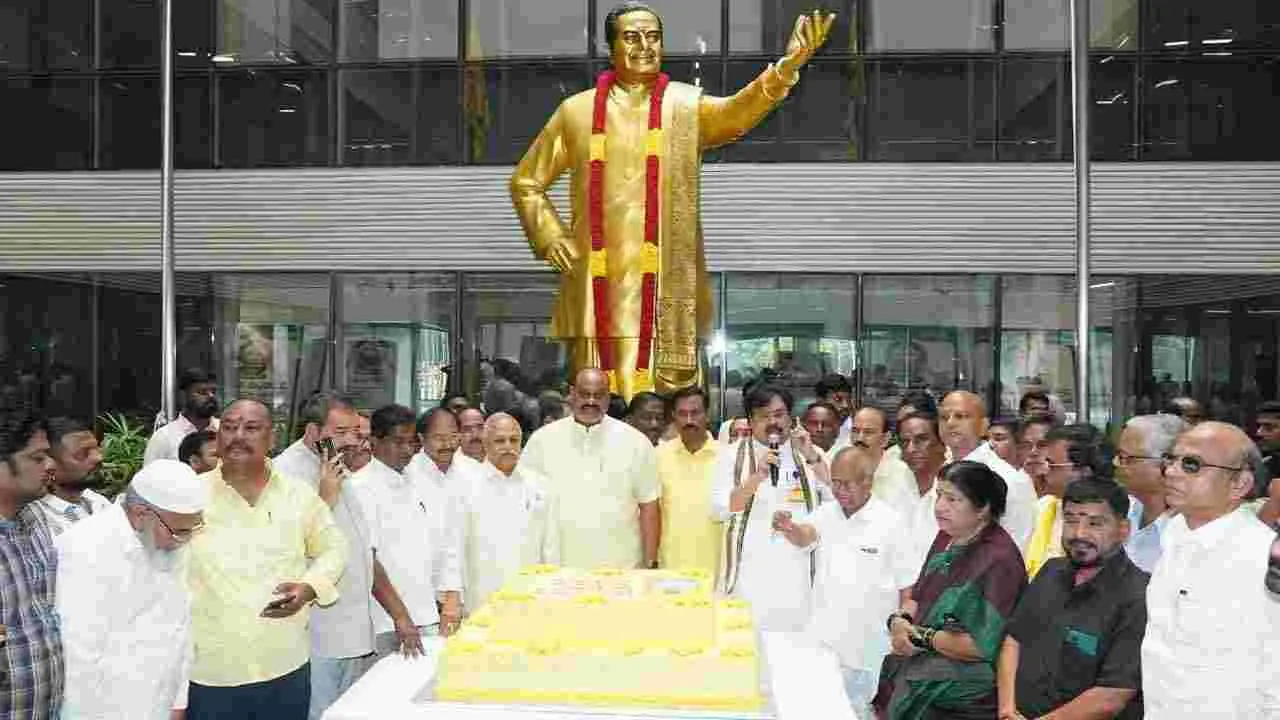 టీడీపీ కేంద్ర కార్యాలయంలో సీఎం చంద్రబాబు జన్మదిన వేడుకలు