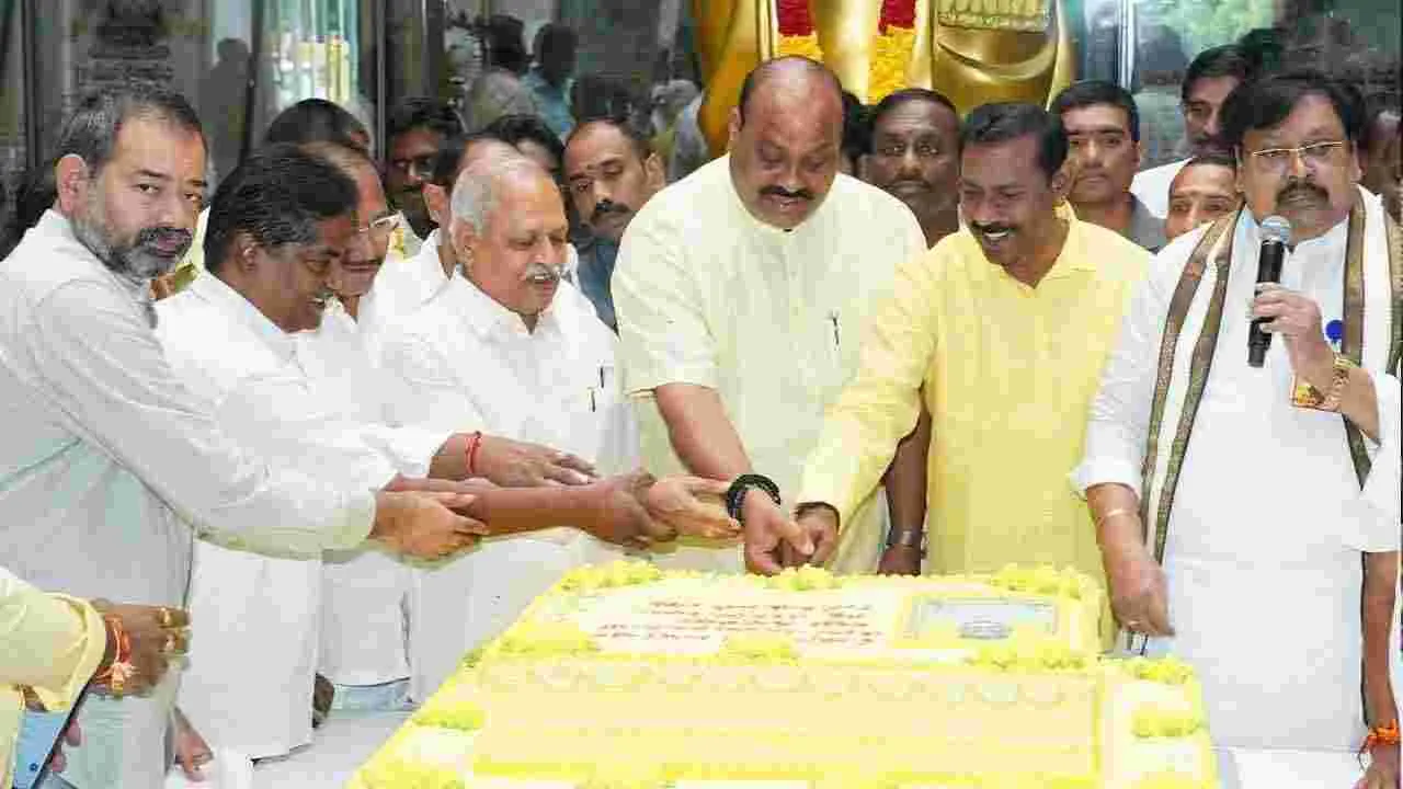 టీడీపీ కేంద్ర కార్యాలయంలో సీఎం చంద్రబాబు జన్మదిన వేడుకలు