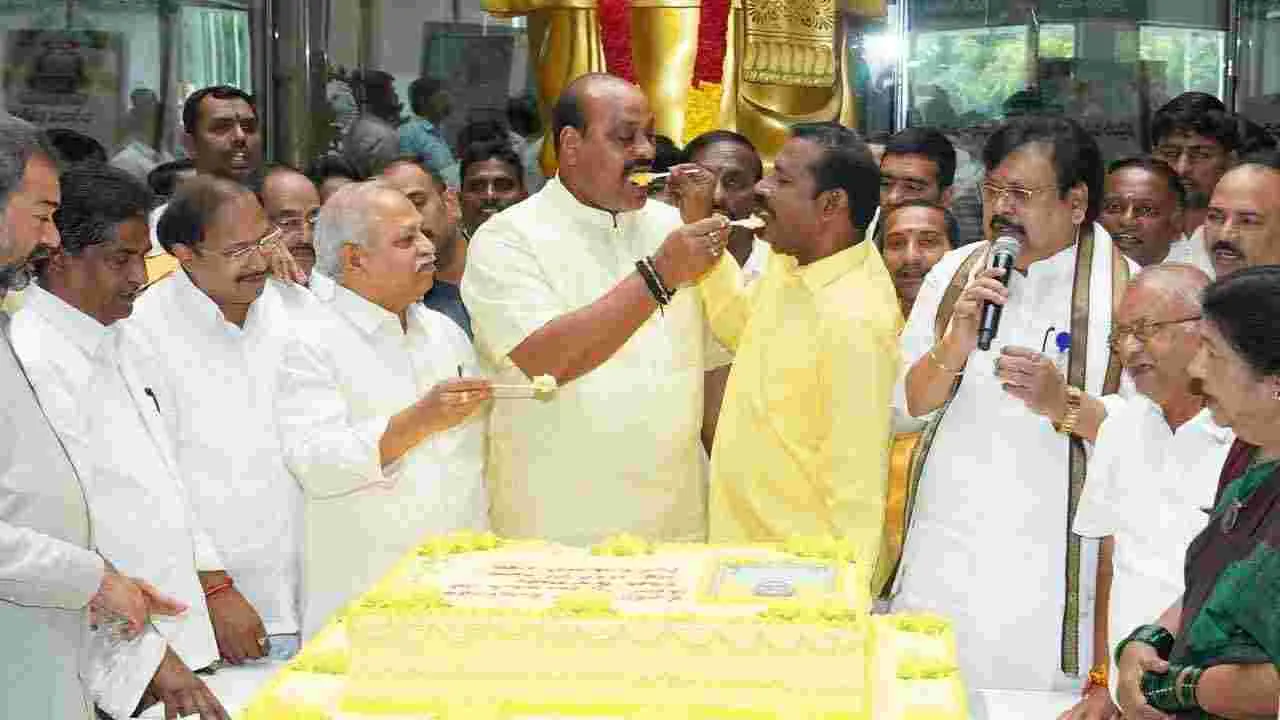 టీడీపీ కేంద్ర కార్యాలయంలో సీఎం చంద్రబాబు జన్మదిన వేడుకలు