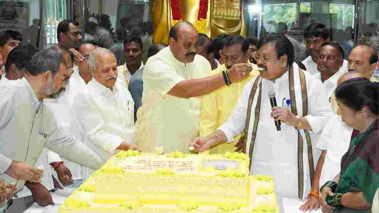 టీడీపీ కేంద్ర కార్యాలయంలో సీఎం చంద్రబాబు జన్మదిన వేడుకలు