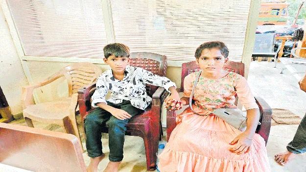 పిల్లల కళ్లెదుటే తల్లిదండ్రులు దుర్మరణం