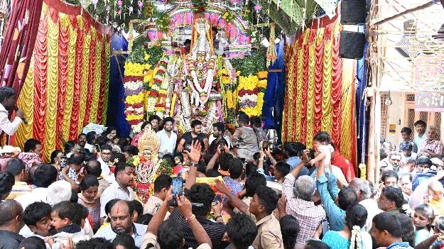 నడివీధి గంగమ్మకు నీరాజనం