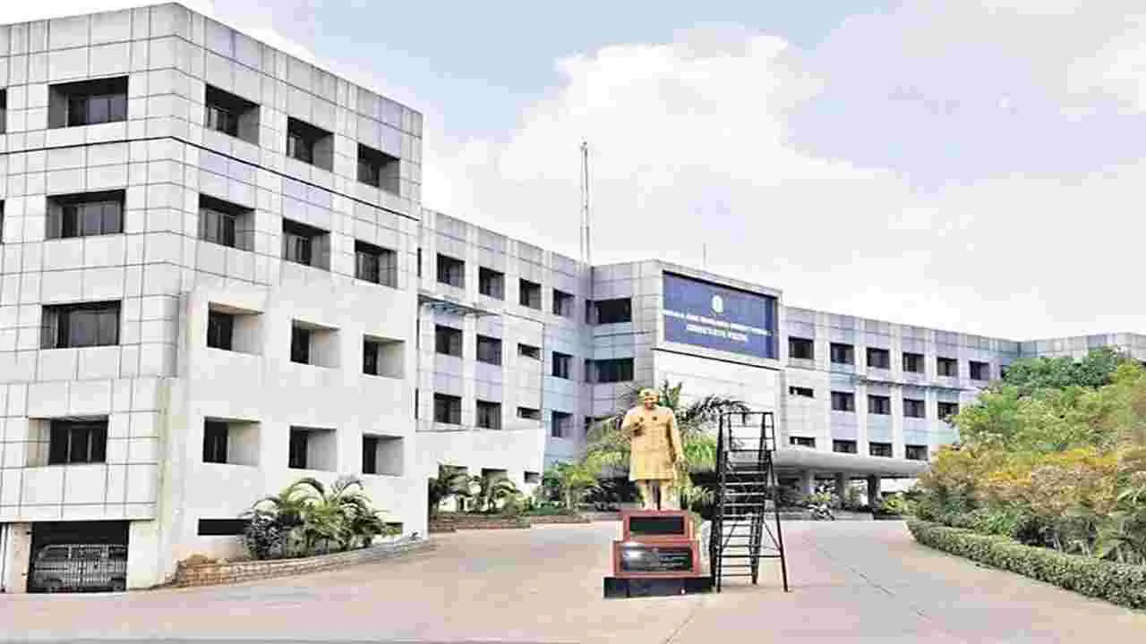JNTU: జేఎన్‌టీయూ కాలేజీలో 500 సీట్లకు కోత..