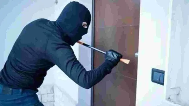 Hyderabad: వంటగది కిటికీలోనుంచి చొరబడి..