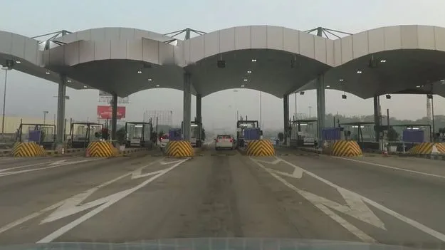 Toll plaza: ఒకే లేన్.. మిగతావన్నీ క్లోజ్