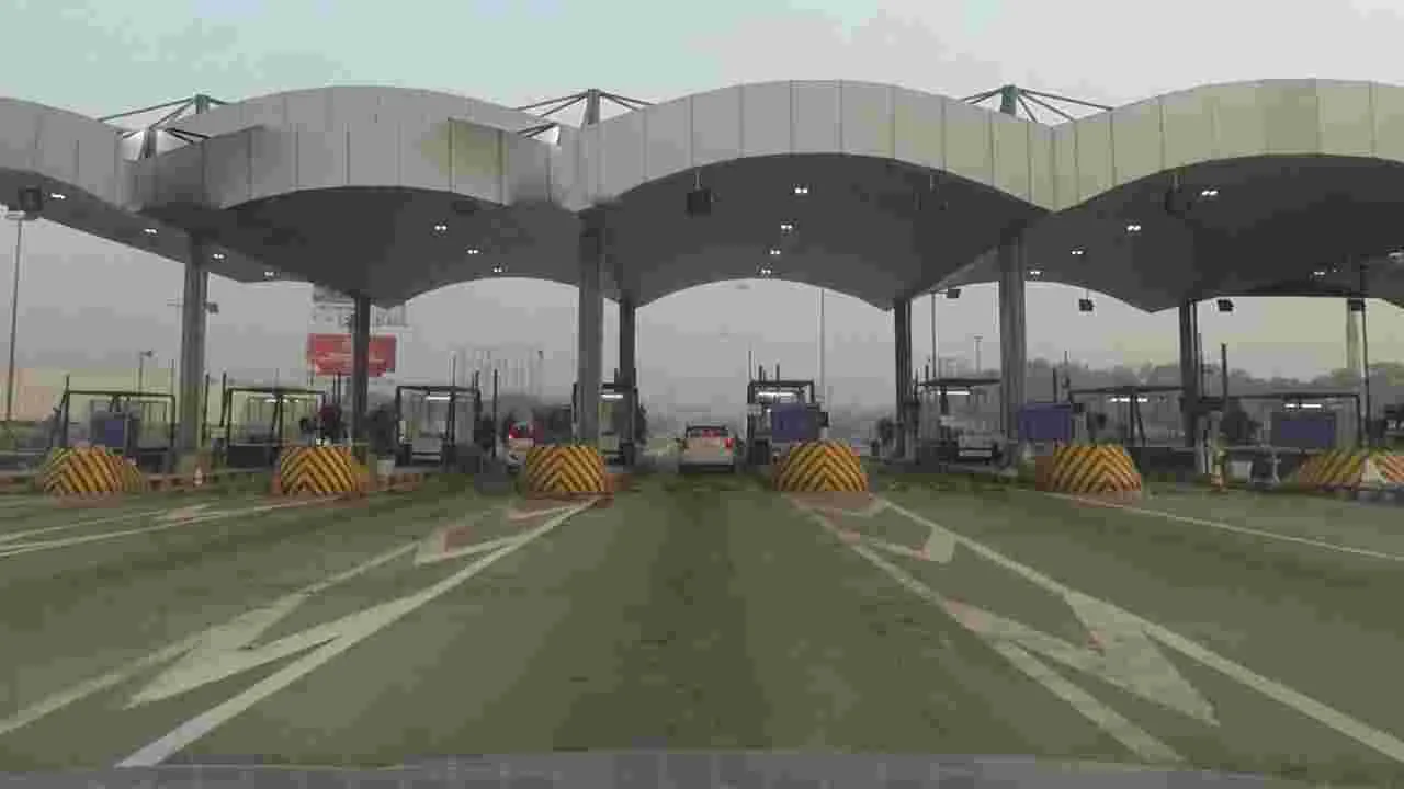Toll plaza: ఒకే లేన్‌.. మిగతావన్నీ క్లోజ్‌