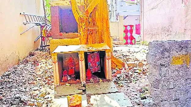 Hyderabad: నాలుగేళ్లుగా చెట్టుకిందే అమ్మవార్లు..