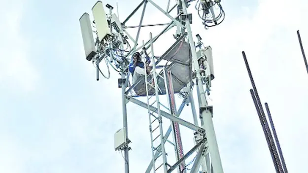 Hyderabad సెల్‌టవర్‌ ఎక్కి వ్యక్తి హల్‌చల్‌..