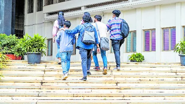 Colleges: అడ్మిషన్‌ ఇక్కడ.. అటెండెన్స్‌ మరోచోట