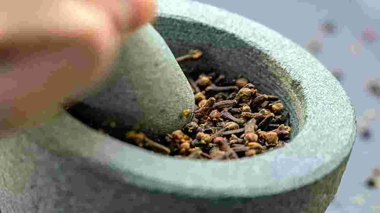Cloves: వేసవిలో లవంగాలు తినడం వల్ల ఎన్ని లాభాలున్నాయో తెలుసా.. 