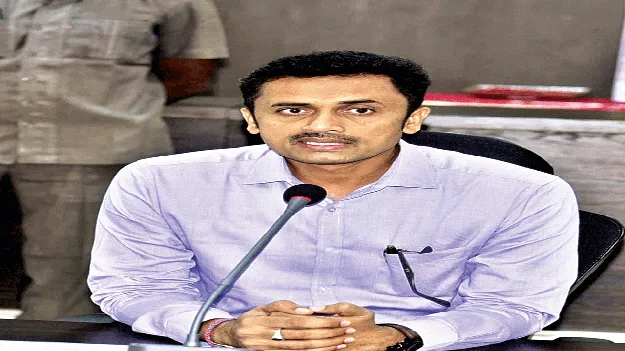 field visits క్షేత్రస్థాయి పర్యటనలకు వెళ్లండి