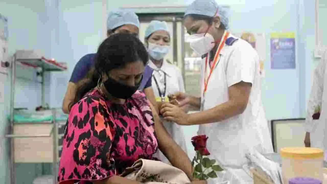 Covid 19 Cases in India: ఢిల్లీ, ముంబైలో కోవిడ్ కేసులు..  ఆసుపత్రుల్లో హైఅలర్ట్
