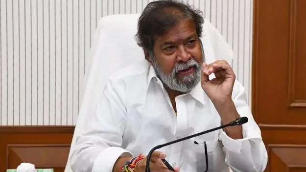 Minister Inspects Hostels:c  వసతిగృహాల్లో మంత్రి ఆకస్మిక తనిఖీ