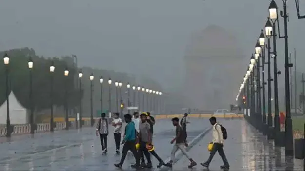 Delhi Dust Strom: ఒక్కసారిగా మారిన వాతావరణం.. విరుచుకుపడిన దుమ్ము తుఫాను, వర్షాలు