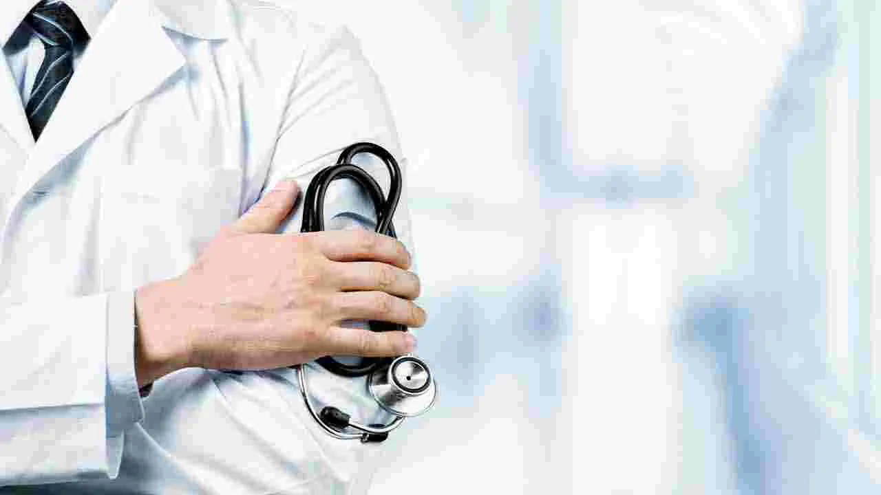Health Tips: రోజుకు డజన్ గుడ్లు తింటున్నారా.. అయితే మీరు డేంజర్లో పడ్డట్లే..