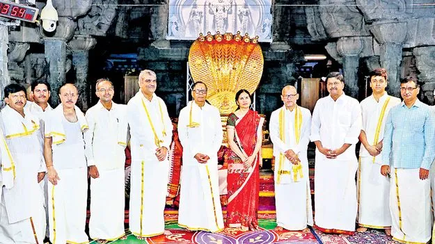 Tirumala: శ్రీవారి సేవలో ఆర్థిక సంఘం చైర్మన్‌ 