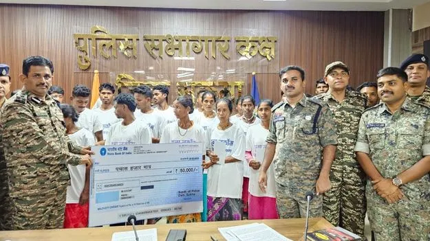 Maoists Surrender: 22 మంది మావోయిస్టుల లొంగుబాటు