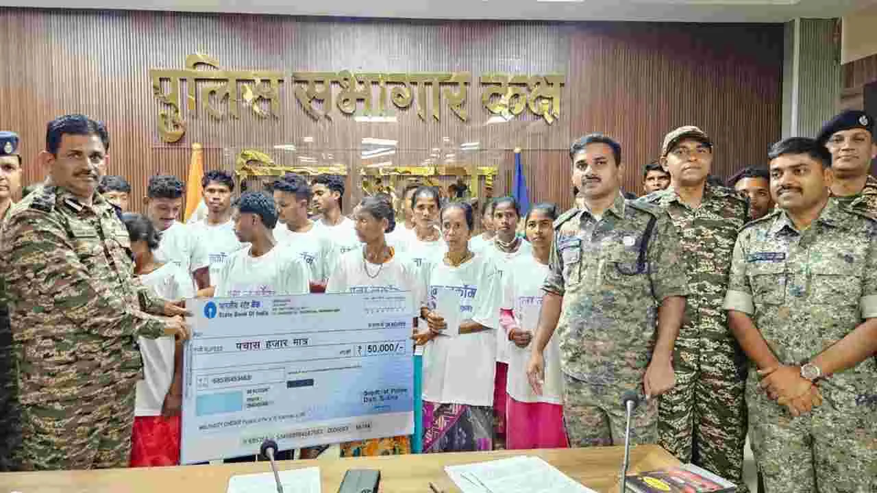 Maoists Surrender: 22 మంది మావోయిస్టుల లొంగుబాటు