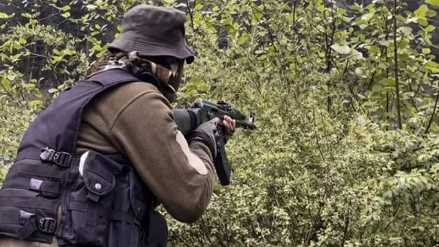 బందీపోరాలో ఎదురుకాల్పులు: లష్కర్‌ కమాండర్‌ లల్లీ హతం