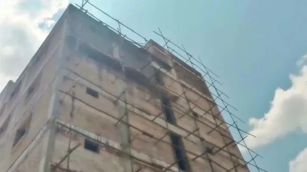 Tirupati: ఐదంతస్తుల భవనంపై నుంచి పడి ముగ్గురు తాపీ మేస్త్రీల దుర్మరణం