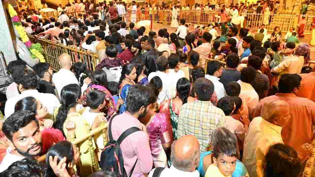 Yadagirigutta: యాదగిరిక్షేత్రంలో భక్తుల సందడి