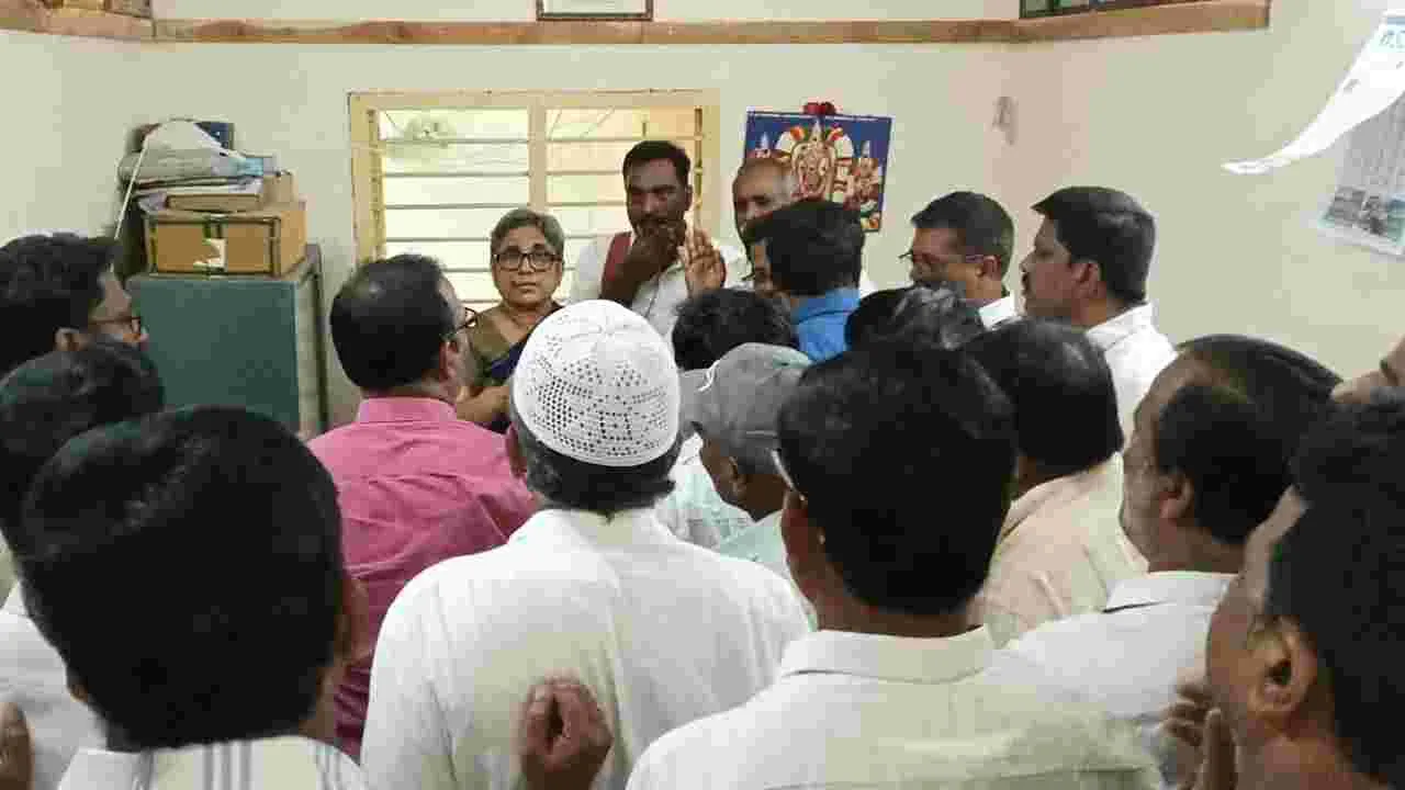 Teachers: టీచర్ల బదిలీల, పదోన్నతుల్లో అభ్యంతరాలు 