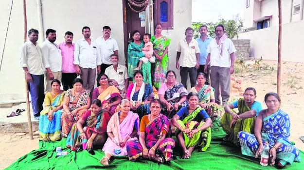  భార్యలను గెంటేసిన తండ్రీకుమారులు