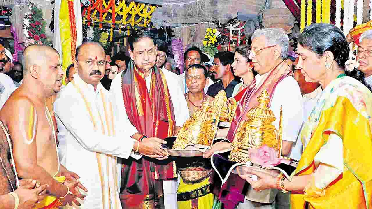 Penna Cements Donation: సీతారామ లక్ష్మణులకు 7 కిలోల స్వర్ణకిరీటాలు 