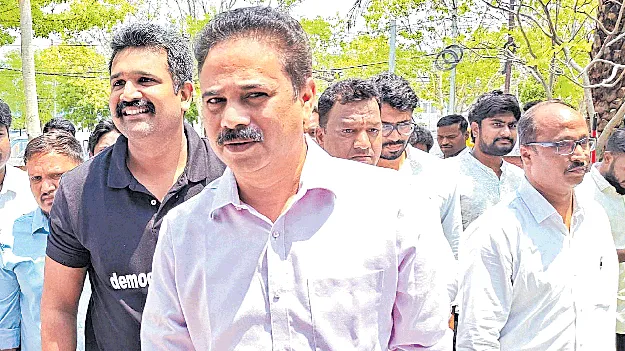 Kanche Gachibowli controversy: పోలీసుస్టేషన్ కు మన్నె క్రిశాంక్